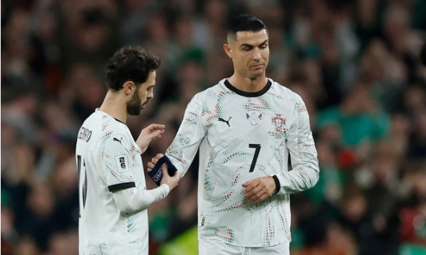 Ronaldo (phải) rời sân sau khi nhận thẻ đỏ trong trận Bồ Đào Nha thua Ireland trên sân Aviva, thành phố Dublin, Ireland, lượt áp chót bảng F vòng loại khu vực châu Âu, World Cup 2026 tối 13/11/2025. Ảnh: Reuters