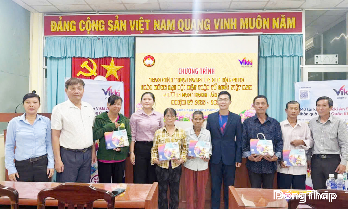 Ủy ban Mặt trận Tổ quốc Việt Nam phường Đạo Thạnh vận động trao tặng điện thoại Samsung cho hộ nghèo.