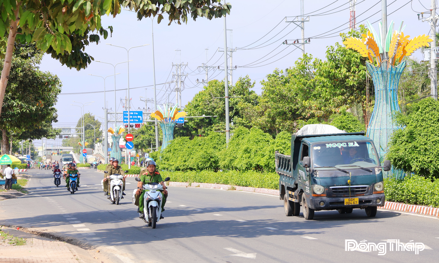 Công an xã Tràm Chim phối hợp chặt chẽ với cá lực lượng ANTT cơ sở tuần tra giữ gìn an ninh trật tự tại cơ sở.
