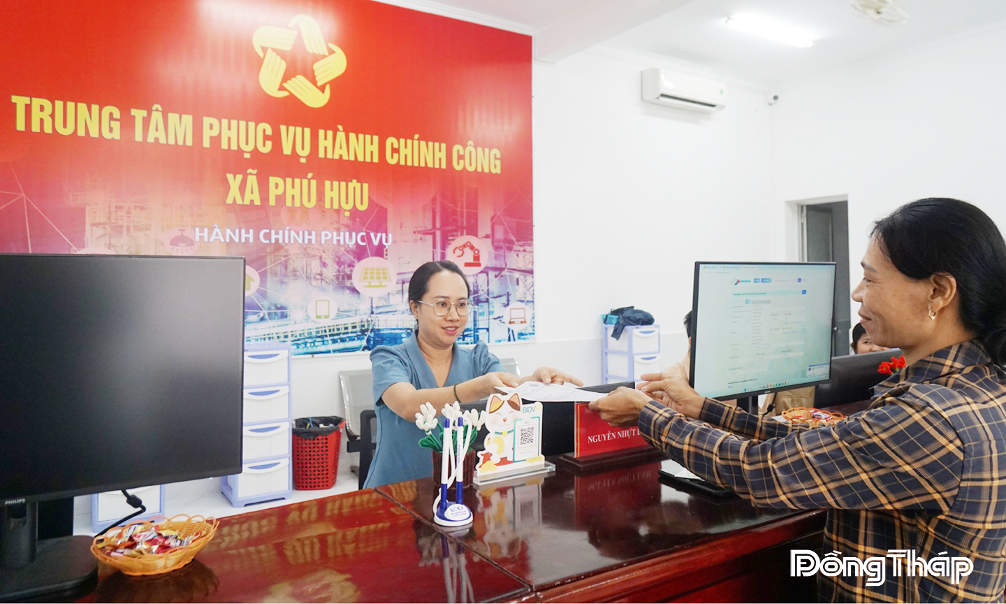 Cán bộ xã Phú Hựu hướng dẫn tận tình, đảm bảo giải quyết thủ tục hành chính nhanh chóng, tạo sự yên tâm, hài lòng cho người dân.