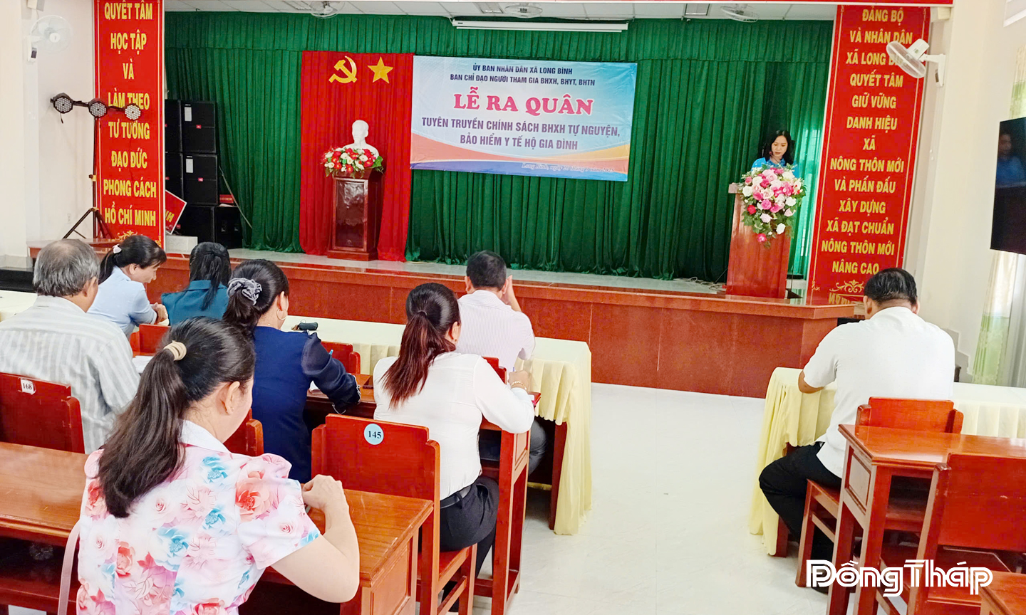 Viên chức Bảo hiểm xã hội tuyên truyền chính sách bảo hiểm y tế, bảo hiểm xã hội tự nguyện đến người dân.