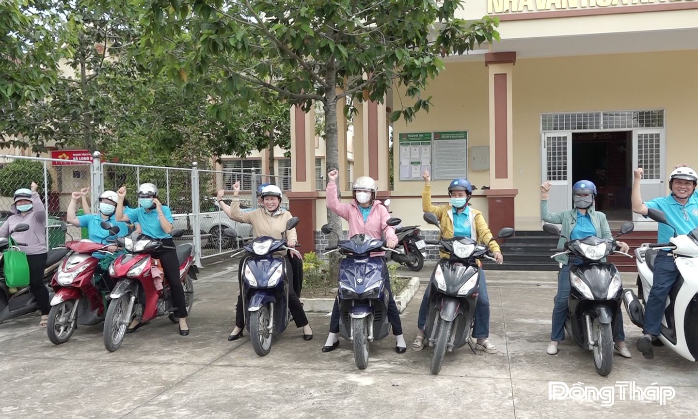 Bảo hiểm xã hội cơ sở Tân Phú Đông phối hợp các ngành xã Long Bình tổ chức ra quân tuyên truyền chính sách bảo hiểm y tế, bảo hiểm xã hội tự nguyện đến người dân.