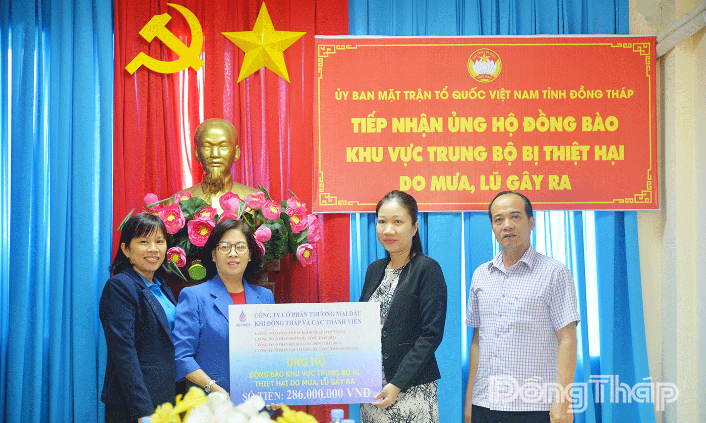 Công ty Cổ phần thương mại dầu khí Đồng Tháp và các thành viên trao bảng tượng trưng ủng hộ 286 triệu đồng