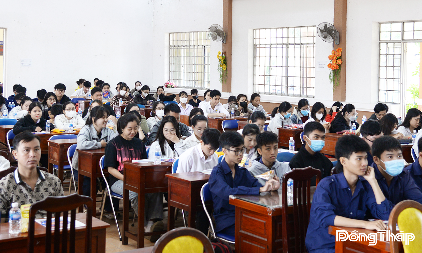 Người lao động, học sinh, sinh viên tham dự Phiên giao dịch việc làm tại phường Mỹ Phong.