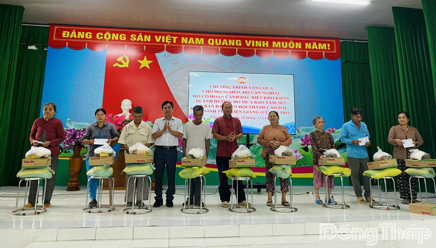 Trao quà hỗ trợ cho hộ nghèo, khó khăn bị ảnh hưởng bởi mưa bão trên địa bàn xã Tân Thạnh