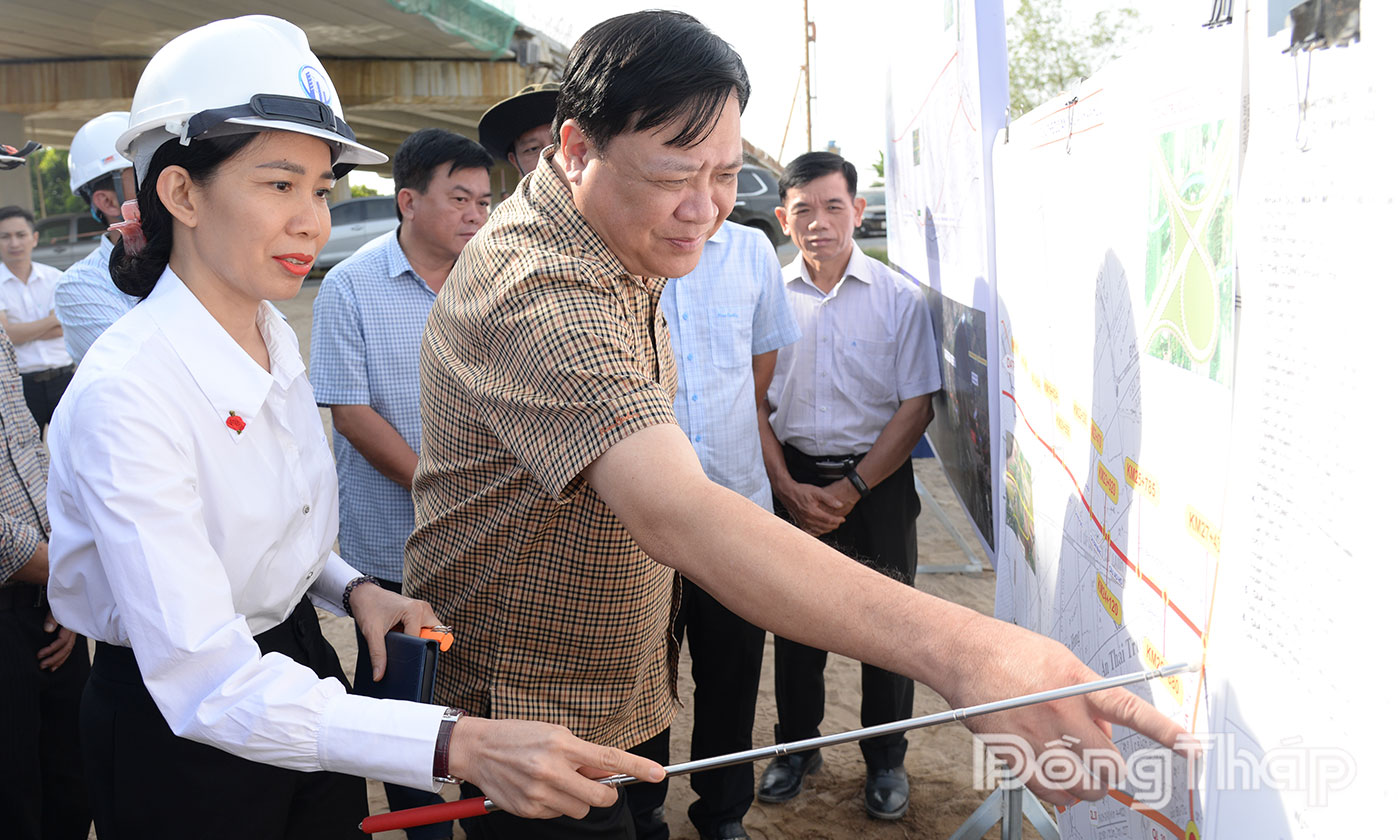 Đồng chí Phạm Thành Ngại kiểm tra Dự án Xây dựng công trình đường bộ cao tốc Cao Lãnh - An Hữu tại Nút giao đường tỉnh 850.