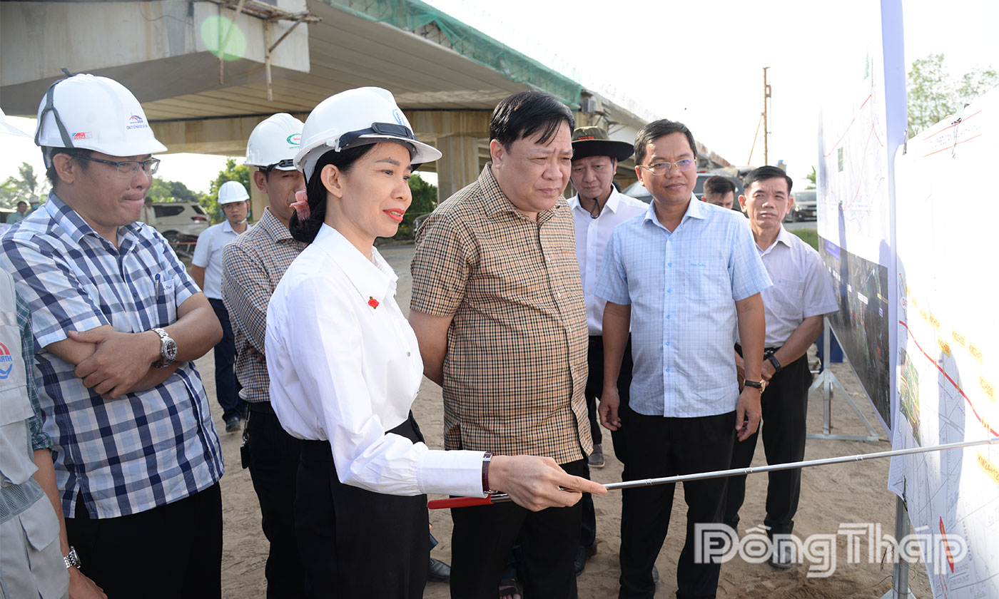 Chủ đầu tư Dự án thành phần 2 báo cáo tiến độ triển khai tại công trường.