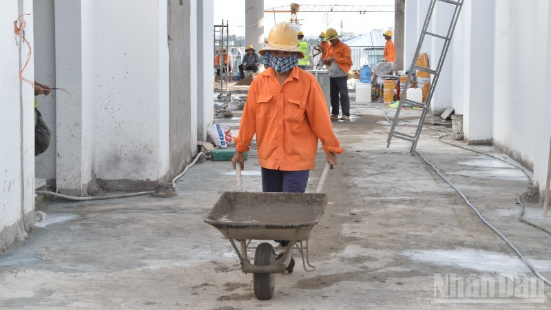 Công nhân thi công Dự án Trung tâm Văn hóa-Nghệ thuật và Hội chợ-Triển lãm tỉnh Đồng Tháp.