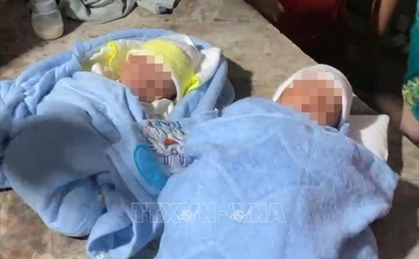 Hai bé sinh đôi bị bỏ rơi tại TP. Bến Cát, Bình Dương - Ảnh: TTXVN