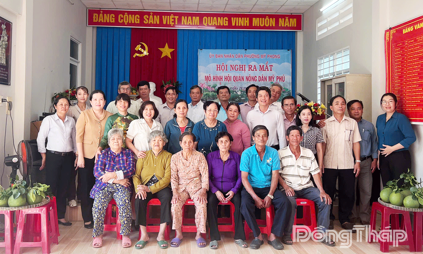 Đại biểu chụp ảnh lưu niệm.